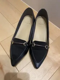 LE TALON ブラック ポインテッドトゥ フラットシューズ