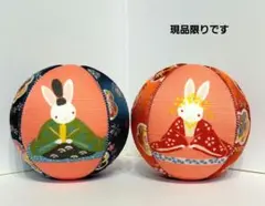 うさぎの雛人形と花模様の飾り