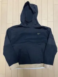 ナイキ　トレーナー　ブラック×ゴールド