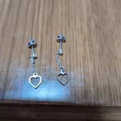 ハート型チャーム付きシルバーピアス