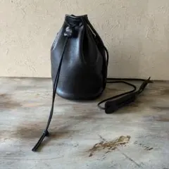 新進工房 レザー ボアーチ 巾着 ショルダーバッグ ブラック - メルカリ