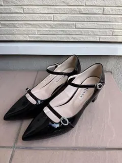 ビジュー付きブラックポインテッドトゥパンプス