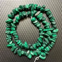 マラカイト(孔雀石) さざれ 約19cm連 穴あき 無染色 天然石 - メルカリ