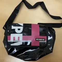 ロゴ入り黒ショルダーバッグ