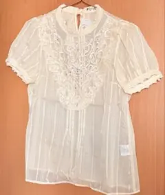 axes femme モチーフレース付きブラウス