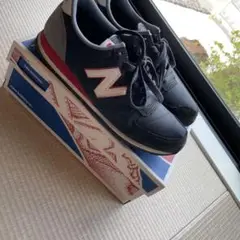 New Balance 420 ダークグレー/レッド スニーカー