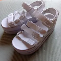 NIKE 厚底ホワイトストラップサンダル