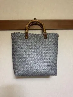 グレーの編み込みかごバッグ