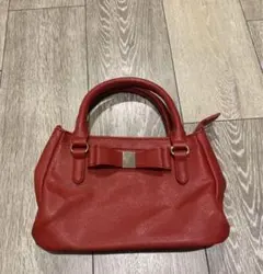 リボン付きハンドバッグ　レッド　ノーブランド　多収納　外ポケットあり　赤