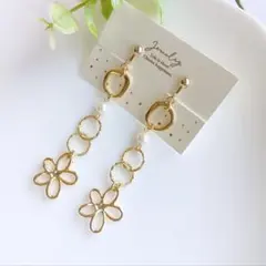 お花チャームと二連デザインリングのイヤリング ピアス＊ハンドメイド