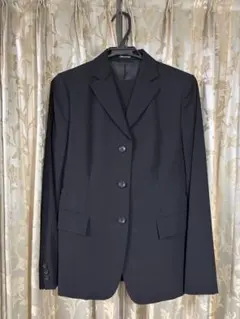 黒のビジネススーツ上下セット