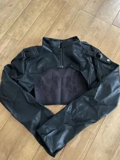 黒いクロップドレザージャケット