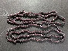 ガーネット赤紫色の天然石ビーズ　連材2本
