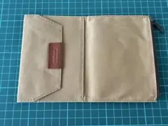 トラベラーズファクトリー パスポートサイズ コットンジッパーケース ベージュ