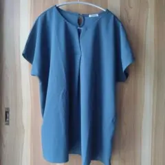 フロントボタン付きトップス