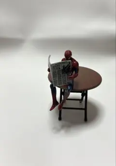 新聞を読んでる　スパイダーマン　フィギュア　新品　匿名配送メルカリ便発送のサムネイル