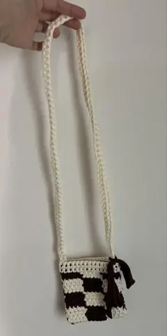 アイボリーとブラウンの編みポシェット