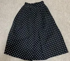 黒と白の水玉模様フレアスカート
