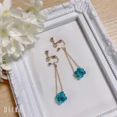 スワロフスキーボールのゆらゆらピアス（ブルージルコン）