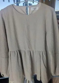 OPAQUE,CLIP ベージュ ペプラムスタイル 長袖シャツ