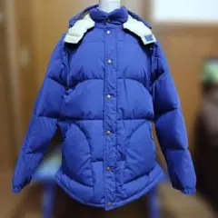 フード付き青ダウンジャケット