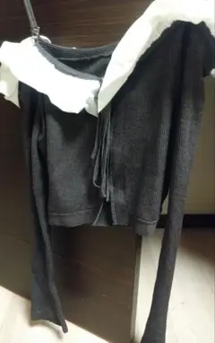 SNIDEL フリル付きオフショルダーセーター ダークグレー