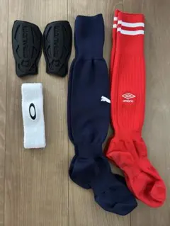 サッカーソックス 赤・紺、すね当て、ヘアバンド