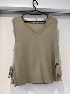 ベージュ Vネック ニットベスト サイドリボン