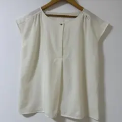 【SALE】PICCIN ⭐️ フレンチスリーブ　タック　ブラウス ホワイトのサムネイル