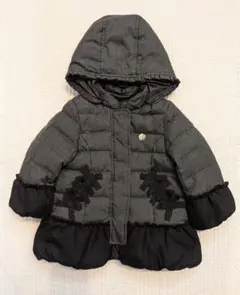 グレーと黒のフード付きダウンコート