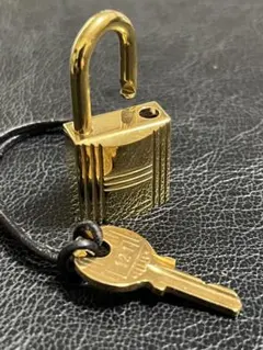 極美品】HERMES エルメス カデナ 南京錠＆鍵1本 シルバー 121 - メルカリ