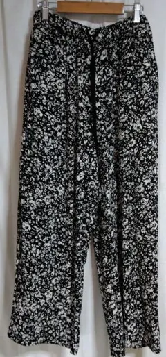 シャーリングイージーストレートパンツ（ブラックフラワー）