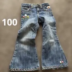 【babyGAP（ベビーギャップ）ボタン＆花刺繍付き ブーツカットデニムパンツ】のサムネイル