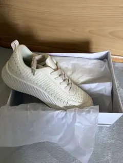 Shoes in Closet スニーカーのサムネイル