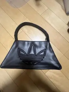 adidas ブラック ショルダーバッグ
