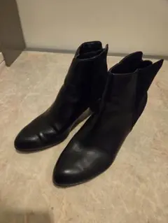 黒いレザーとスエードのアンクルブーツ