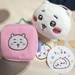 ちいかわ　カラナビ付き刺繍スクエアミニポーチ、ねそべりマスコット