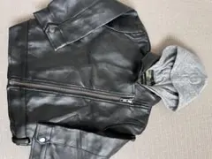 黒い合成皮革ジャケット フード付き
