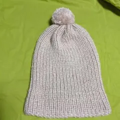 ポンポン付きベージュのハンドメイドニット帽