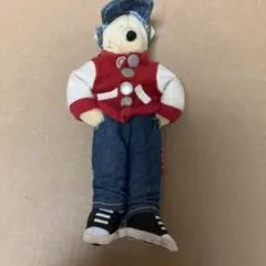 デニムと赤いベストのクマぬいぐるみ