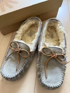 UGG W DAKOTA グレー リボン