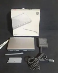 ニンテンドーDS Lite（グロスシルバー）箱付き