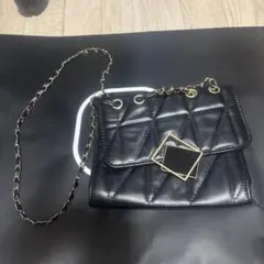 黒いキルティングショルダーバッグ