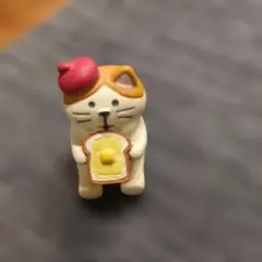 concombre 猫の置物 トーストを持つ猫 フィギュア