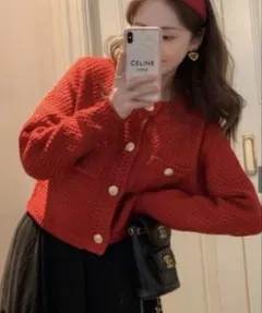 赤いボタン付きカーディガン