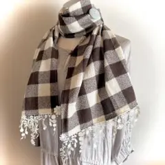 ミナペルホネンハンドメイドchouchoのブローチと小鳥レースのチェックストール