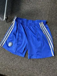 青いサッカーショートパンツ ストライプ付き