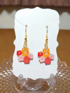 ハンドメイド　猫　ネコ　ピアス　茶トラ猫　梅の花　動物　アニマル　レジン