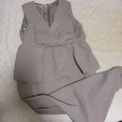ベージュ Vネック ペプラムセットアップ