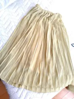 ユニクロ春色レモンイエロープリーツスカート
